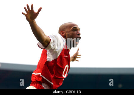 Fußball - FA Barclaycard Premiership - Arsenal / Manchester United. Thierry Henry von Arsenal feiert sein Ziel Stockfoto