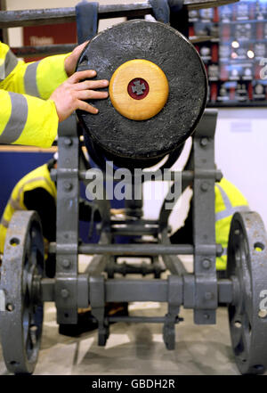 Firepower-Ausstellung. Arbeiter bringen eine Kanone aus der Trophäengalerie in das Museum im Royal Artillery Museum in Woolwich, London. Stockfoto