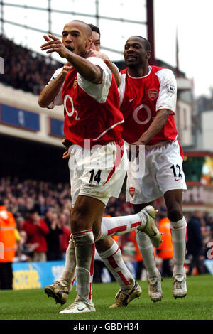 Fußball - FA Barclaycard Premiership - Arsenal / Manchester United. Thierry Henry von Arsenal feiert sein Ziel mit den Teamkollegen Robert Pires und Lauren Stockfoto