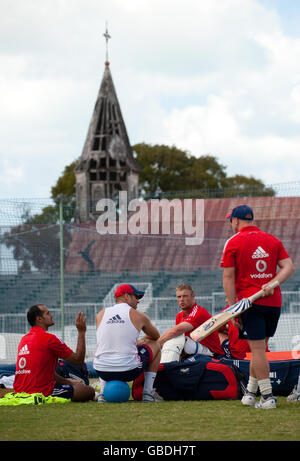 Englands (links-rechts) Owais Shah, Matt Prior, Andrew Flintoff und Tim Ambrose während einer Nets-Trainingseinheit im Sir Vivian Ricards Stadium im North Sound, Antigua. Stockfoto