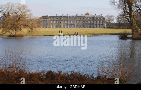 Stock Bild des Petworth House in Petworth, West Sussex, das vom National Trust betrieben wird. Stockfoto