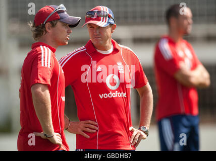 Cricket - England Nets Session - ARG Stadium. Englands Ian Bell (links) mit Trainer Andy Flower während einer Nets-Trainingseinheit im ARG Stadium im North Sound, Antigua. Stockfoto