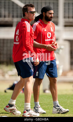 Englands Graeme Swann (links) und Monty Panesar während einer Nets-Trainingseinheit im ARG-Stadion in North Sound, Antigua. Stockfoto