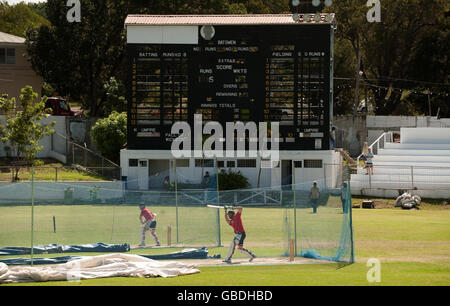 Englands Andrew Flintoff Fledermäuse während einer Nets-Trainingseinheit im ARG Stadium in North Sound, Antigua. Stockfoto