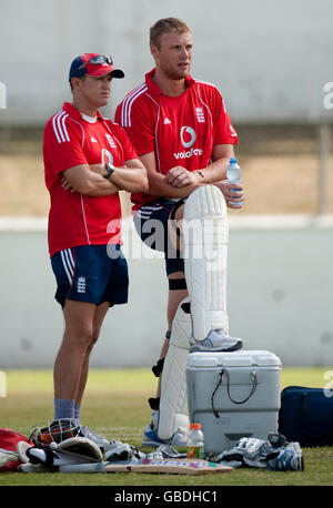 Die Engländer Andrew Flintoff (rechts) und Andy Flower während einer Nets-Trainingseinheit im ARG Stadium im North Sound, Antigua. Stockfoto