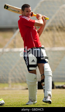 Der englische Kevin Pietersen während einer Nets-Trainingseinheit im ARG-Stadion in North Sound, Antigua. Stockfoto