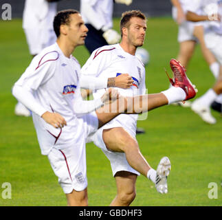 England's Rio Ferdinand (links) und David Beckham während einer Trainingseinheit im Ramon Sanchez Pizjuan Stadium in Sevilla, Spanien. Stockfoto