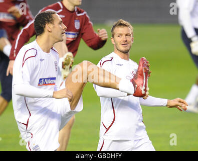 England's Rio Ferdinand (links) und David Beckham während einer Trainingseinheit im Ramon Sanchez Pizjuan Stadium in Sevilla, Spanien. Stockfoto