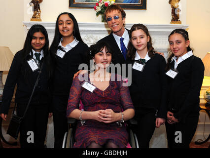 Bee Gee Robin Gibb, 59, Teilnahme an einem Empfang für Diana Preisträger in Downing Street 11 mit den Gewinnern Nicole Drysburgh, 19, Autorin und Fundraiser (sitzend) und Yeading Junior School Studenten, anerkannt für ihre Arbeit in Peer Mediation (von links nach rechts) Baljoyt Mangat, Simran Johal, Lorita Krsniqi und Yasmin Dumett. Stockfoto