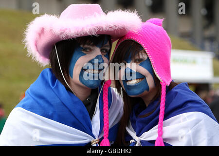 Rugby-Fans versammeln sich vor dem Spiel vor Murrayfield. Stockfoto