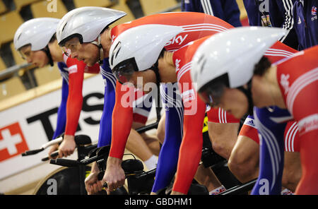 Das britische Männer-Pursuit-Team aus Rob Hayles, Peter Kennaugh, Chris Newton und Steven Burke trainiert während des Trainings in der Ballerup Super Arena in Kopenhagen auf der Strecke. Stockfoto