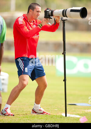 Der englische Kevin Pietersen spielt mit der Kamera eines Fotografen während einer Nets-Trainingseinheit auf dem Sir Vivian Richards Cricket Ground in Antigua. Stockfoto