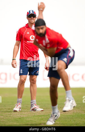 Der englische Monty Panesar wird von Graeme Swann während einer Nets-Trainingseinheit auf dem Sir Vivian Richards Cricket Ground im North Sound, Antigua, beobachtet. Stockfoto