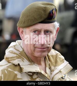 Der Prinz von Wales inspiziert Truppen der Welsh Guards in ihren Lille Kasernen in Aldershot, Hampshire, bevor das Regiment nach Afghanistan eingesetzt wird. Stockfoto