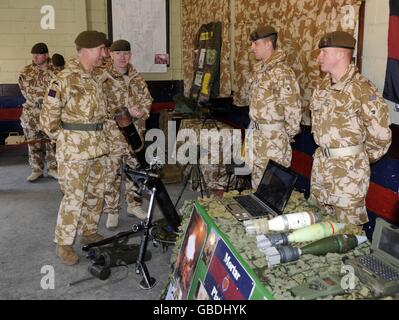 Der Prinz von Wales inspiziert Truppen der Welsh Guards in ihren Lille Kasernen in Aldershot, Hampshire, bevor das Regiment nach Afghanistan eingesetzt wird. Stockfoto