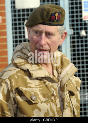 Der Prinz von Wales inspiziert Truppen der Welsh Guards in ihren Lille Kasernen in Aldershot, Hampshire, bevor das Regiment nach Afghanistan eingesetzt wird. Stockfoto