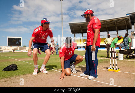 Englands Graeme Swann (links) und Monty Panesar (Mitte) schauen sich das Wicket mit Spin-Coach Mushtaq Ahmed während einer Nets-Trainingseinheit beim Sir Vivian Richards Cricket, Antigua, an. Stockfoto