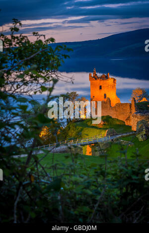 Urquhart Castle in der Dämmerung. Das Schloss sitzt neben Loch Ness in der Nähe von Inverness und Drumnadrochit, in den Highlands von Schottland. Stockfoto