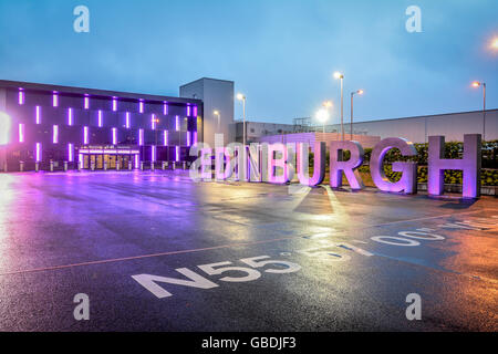 EDINBURGH, Schottland, Vereinigtes Königreich - 14. Juni 2016: Der Flughafen Edinburgh nach Regen in der Dämmerung. Stockfoto