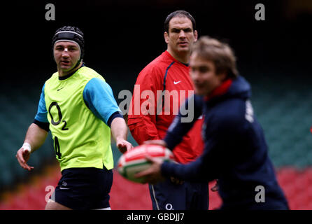 Rugby Union - England Training Session - Millennium Stadium. England-Manager Martin Johnson und Steve Borthwick (links) während der Trainingseinheit im Millennium Stadium, Cardiff. Stockfoto