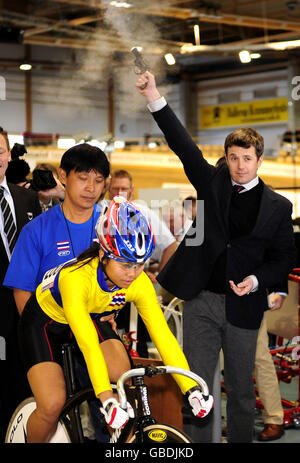 Kronprinz Frederik von Dänemark feuert ein Gewehr an, um die ersten Fahrer in der Ballerup Super Arena in Kopenhagen zu starten. Stockfoto