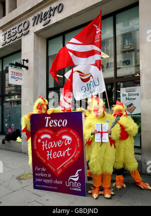 Demonstranten, die als Hühner gekleidet sind, halten eine Valentinskarte in der Hand, die an Sir Terry Leahy, den CEO von Tesco, im Zentrum von London gerichtet ist. Stockfoto