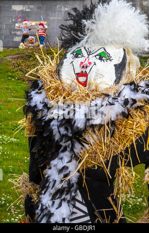 Die böse 'Cruella de Vil' hat die böse Hexe die böse Königin Maleficent gefüllt. Karikaturfigur und ihre dalmatinischen Hunde beim Wray Scarecrow Festival, gegründet 1995, findet jedes Jahr mit einem anderen Thema statt. Stockfoto