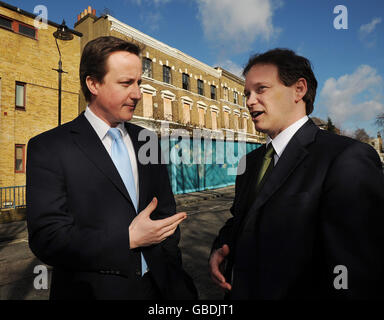 Der konservative Führer David Cameron (links) mit dem Schattenwohnungs-Minister Grant Shapps in Windsor Walk, Camberwell, London. Stockfoto