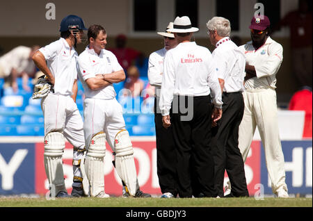 Der englische Kapitän Andrew Strauss spricht beim zweiten Test auf dem Sir Vivian Richards Cricket Ground in Antigua mit Chris Gayle von West Indies über den Zustand des Platzes. Stockfoto