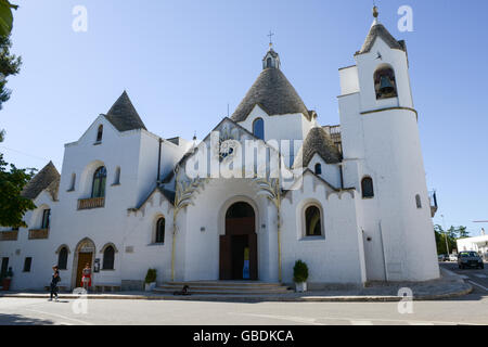 Alberobello, Italien 21. Juni 2016: Menschen vor Trulli in Alberobello, UNESCO-Welterbe auf Puglia, südlichen Kirche Stockfoto