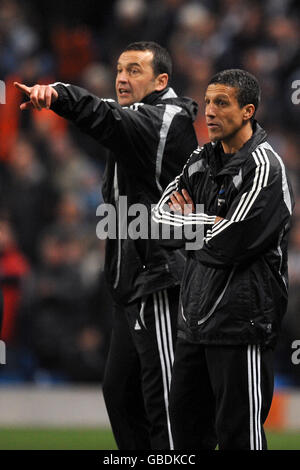 Fußball - Barclays Premier League - Manchester City / Newcastle United - City of Manchester Stadium. Colin Calderwood, Coach von Newcastle United, (links und Chris Hughton, Assistant Manager) (rechts) an der Touchline Stockfoto