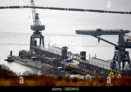 BITTE BEACHTEN Sie: NAME DES U-BOOTES NICHT BEKANNT ABBILDUNG EINE allgemeine Ansicht der Faslane Navy Basis auf der Clyde, Schottland, wo HMS Vanguard ist derzeit angedockt, nachdem es in einen Absturz mit Französisch Sub Le Triomphant in der Mitte des Atlantiks verwickelt war. Stockfoto