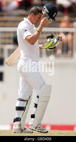 Englands Kevin Pietersen verlässt das Feld niedergeschlagen, nachdem er von Jerome Taylor von West Indies (nicht abgebildet) während des dritten Tests auf dem Antigua Recreation Ground, St. Johns, Antigua, gebeugt wurde. Stockfoto