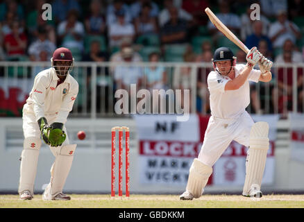 Englands Paul Collingwood trifft beim dritten Test auf dem Antigua Recreation Ground, St. Johns, Antigua, auf den westindischen Wicketkeeper Danesh Ramdin zugeschaut. Stockfoto