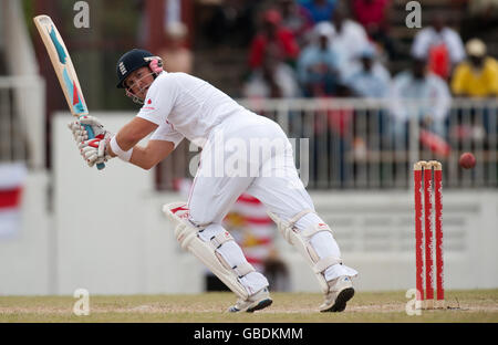 Cricket - Dritter Test - Tag zwei - Westindien gegen England - Antigua Recreation Ground. Englands Matt Prior trifft sich beim dritten Test auf dem Antigua Recreation Ground, St. Johns, Antigua. Stockfoto