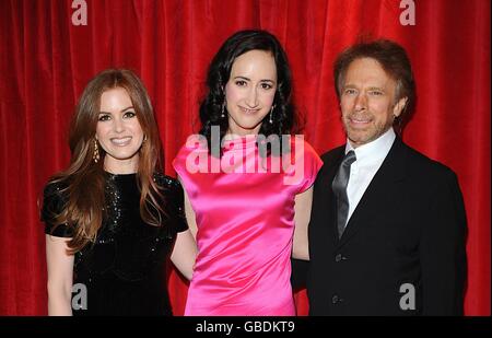 (l-r) der Star des Films Isla Fisher, die Autorin des Buches Sophie Kinsella und der Produzent Jerry Bruckheimer kommen zur britischen Premiere von 'Confessions of a Shopaholic' auf dem Empire Leicester Square im Zentrum von London. Stockfoto