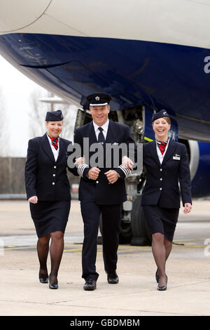 Olympic Cycling Champion Sir Chris Hoy, 32, mit Jayne Dease (rechts) und Julie Driffield, starten das BA Great Britons Programm auf der British Airways Engineering Base am Flughafen Heathrow. Stockfoto