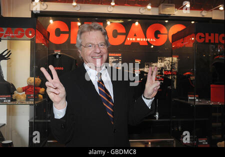 Jerry Springer wird bei einer Fotoansage gesehen, um sein Bühnendebüt als Billy Flynn im Musical Chicago am Cambridge Theatre in London bekannt zu geben. Stockfoto