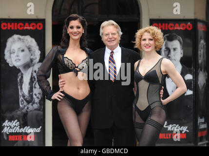 Jerry Springer wird mit Schauspielern aus Chicago bei einer Fotoansage gesehen, um sein Bühnendebüt als Billy Flynn im Musical am Cambridge Theatre in London bekannt zu geben. Stockfoto