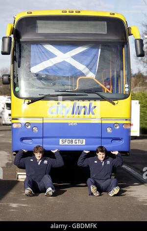 Schottlands Ross Ford (links) und Hugo Southwell (rechts) geben Citylink Buses den perfekten Vorsprung vor dem Spiel Schottland gegen Italien am Samstag, den 28. Februar 2009. Die Scottish Rugby Union hat sich mit dem Busunternehmen Scottish Citylink zusammengetan, um ein ermäßigter Spieltag-Fahrschein für alle Fans einzuführen, die das Murrayfield Stadium besuchen. Stockfoto