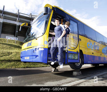 Schottlands Ross Ford (rechts) und Hugo Southwell (links) geben Citylink Buses die perfekte Möglichkeit vor dem Spiel Schottland gegen Italien am Samstag, den 28. Februar 2009. Die Scottish Rugby Union hat sich mit dem Busunternehmen Scottish Citylink zusammengetan, um ein ermäßigter Spieltag-Fahrschein für alle Fans einzuführen, die das Murrayfield Stadium besuchen. Stockfoto