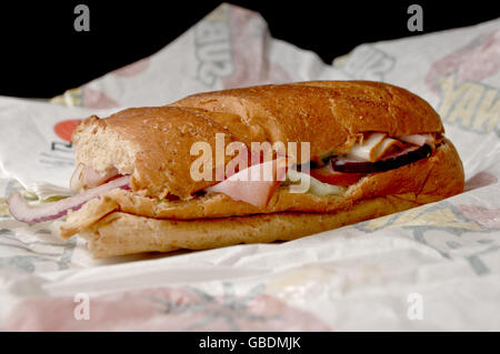 Ein Subway-Sandwich – Verbraucher, die sich Sorgen um den Zustand ihrer Geldbörsen machen, scheinen sich von herkömmlichen Restaurants abzuwenden und stattdessen mit einem Take-Away zu Hause zu bleiben. Und während der Rest der Hauptstraße ums Überleben kämpft, erfreuen sich Fast-Food-Ketten einer rasanten Popularität. Stockfoto