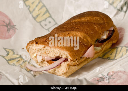 Ein Subway-Sandwich – Verbraucher, die sich Sorgen um den Zustand ihrer Geldbörsen machen, scheinen sich von herkömmlichen Restaurants abzuwenden und stattdessen mit einem Take-Away zu Hause zu bleiben. Und während der Rest der Hauptstraße ums Überleben kämpft, erfreuen sich Fast-Food-Ketten einer rasanten Popularität. Stockfoto