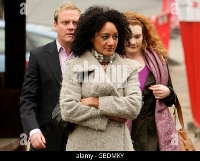 Die Schauspieler der Coronation Street (von links) Antony Cotton, Tupele Dorgu und Jennie McAlpine kommen zu einem Gedenkgottesdienst für Sara Roache, die Frau des Schauspielers Bill aus der Coronation Street, in der St. Bartholomew's Church, Wilmslow, Chesshire. Stockfoto