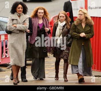 Die Schauspieler von der Coronation Street (von links) Tupele Dorgu, Jennie McAlpine, Julia Haworth und Katy Cavanagh kommen zu einem Gedenkgottesdienst für Sara Roache, die Frau des Schauspielers Bill von der Coronation Street, in der St. Bartholomew's Church, Wilmslow, Cheshire. Stockfoto