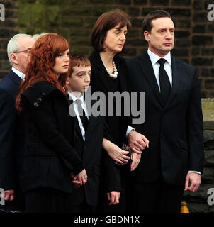 Donato und Joanne Anobile treffen in Begleitung ihres Sohnes Alex und ihrer Tochter Gabriella in der St. Mark's Church, Mosborough, Sheffield, zur Beerdigung ihrer Tochter, der 16, die am 3. Februar im Rother Valley Country Park in South Yorkshire bei einem Schlittenunfall ums Leben kam, ein. Stockfoto