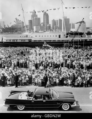 Queen Elizabeth II, der Herzog von Edinburgh, jubelnde Kanadier und Amerikaner, Royal Yacht 'Britannia' und die berühmte amerikanische Skyline von Detroit, Michigan, sind alle in diesem beeindruckenden Bild der Royal Tour of Canada zu sehen. Stockfoto
