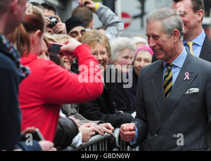 Der Prinz von Wales trifft sich mit Mitgliedern der Öffentlichkeit bei einem Besuch des Grand Theatre und der Opera North in Leeds. Stockfoto