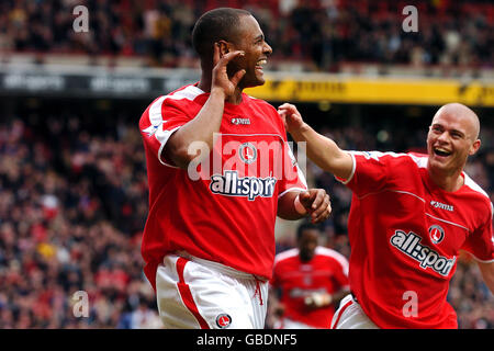 Charlton Athletic's Shaun Bartlett feiert das Tor zum Eröffnungstreffer Portsmouth mit Paul Konchesky Stockfoto