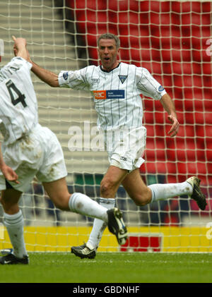 Fußball - Tennents Scottish Cup - Halbfinale - Inverness Caledonian Thistle gegen Dunfermline Athletic. Craig Brewster von Dunfermline Athletic feiert das Tor zum Ausgleich gegen Inverness Caledonian Thistle Stockfoto